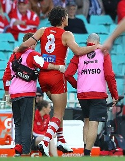 AFL 2017 Round 23 - Sydney v Carlton SYDNEY, AUSTRALIA - AUGUST 26: Kurt Tippett of the Swans leaves the field injured during the round 23 AFL match between the Sydney Swans and the Carlton Blues at Sydney Cricket Ground on August 26, 2017 in Sydney, Australia. (Photo by Cameron Spencer/Getty Images/AFL Media)